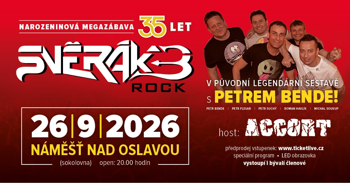 Členové kapely Svěrák 3 na pódiu během zábavy.